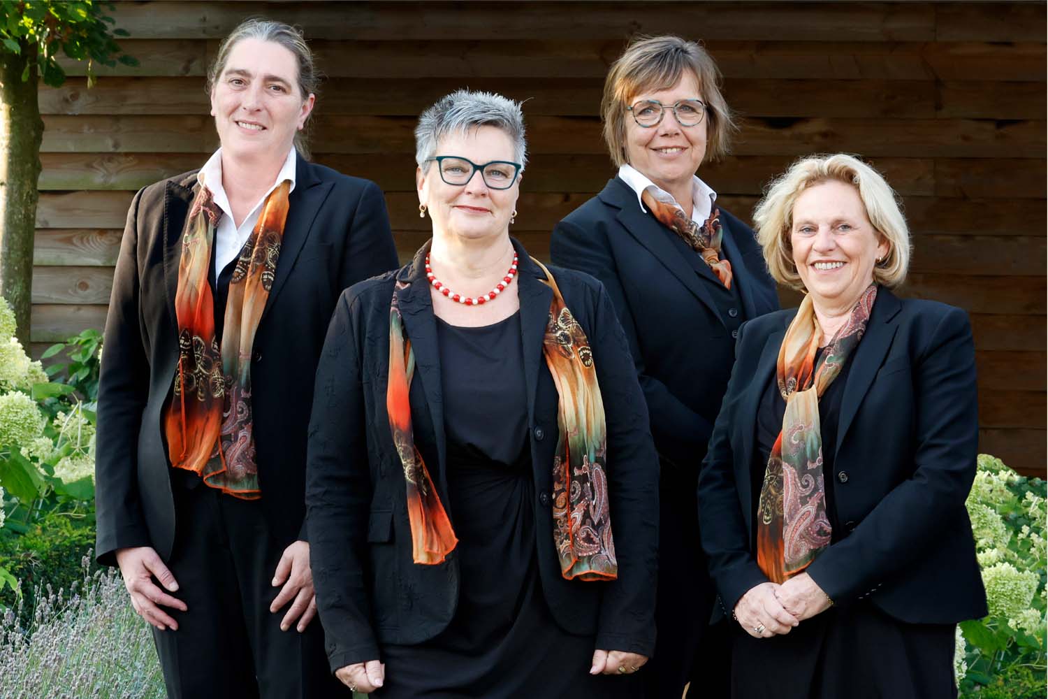 Monique van Houtum Uitvaartbegeleiding, Over ons team